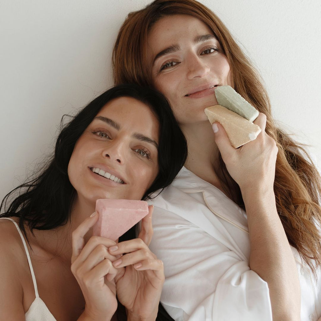 Aislinn Derbez y Marianna Burelli shampoo en barra cosmetica natural